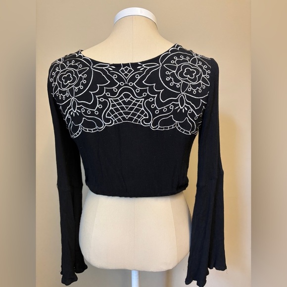MINKPINK Black White Boho Patterned Long Sleeve Crop top Blouse size Medium - Picture 3 of 7